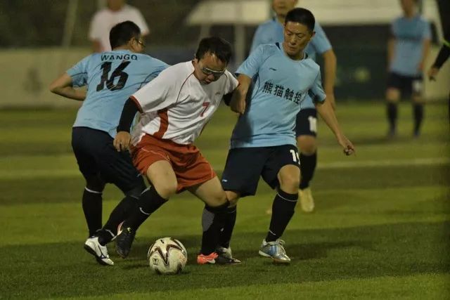 本坦库尔女友社媒晒图：祝大家圣诞快乐